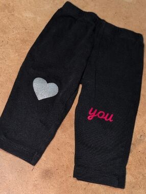 ❤️‍🔥10/$10❤️‍🔥 Baby Carter's Black Leggings with Silver Glitter Heart Size 6M